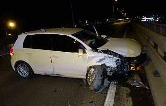 Otomobil bariyerlere çarptı: 2 yaralı