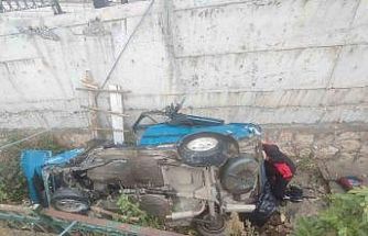 Otomobil drenaj kanalına uçtu: 3 yaralı