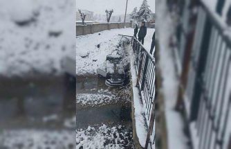 Otomobil köprüden düştü: 2 yaralı