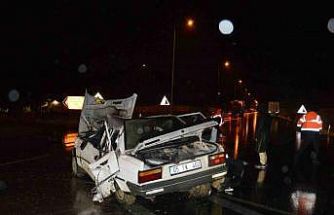 Otomobil tıra çarptı: 4 yaralı