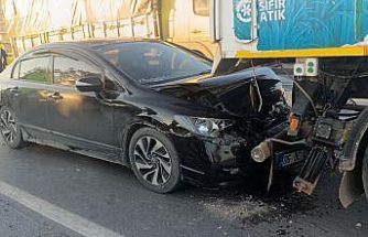 Otomobil yol süpürme aracıyla çarpıştı