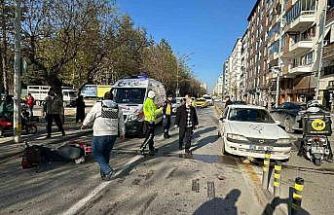 Otomobile çarpan elektrikli bisikletin sürücüsü ağır yaralandı