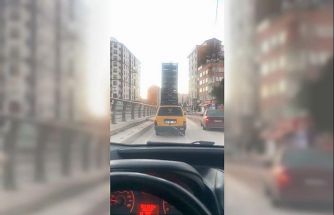 Otomobilin tavanında sebze kasaları taşıdı, trafiği tehlikeye attı
