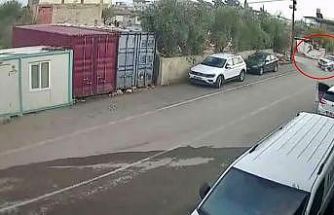 Otomobille çarpışan motosiklet sürücüsünün havada taklalar attığı anlar kamerada