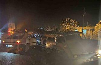 Otomobiller çarpıştı: 1 ölü, 2 yaralı