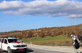 Paramotorla inip gelin arabasının önünü kestiler