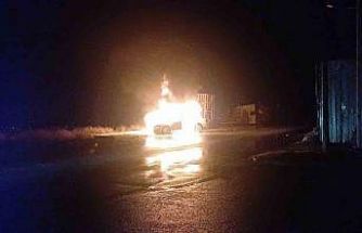 Park halindeki araç alev topu oldu, geriye hurda kaldı