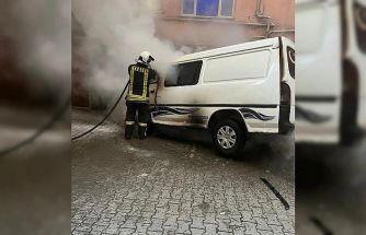 Park halindeki minibüs çıkan yangında kullanılamaz hale geldi