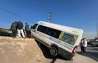 Park halindeki minibüs duvardan yolun kenarına düşerek asılı kaldı