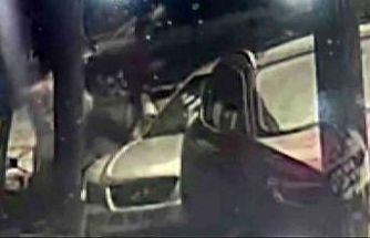 Park halindeki otomobilin dikiz aynasını tekme atıp kırdı