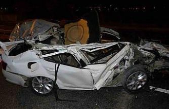 Park halindeki tıra çarpan otomobil hurdaya döndü: 2 yaralı