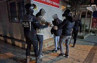 Parklarda, sokaklarda uyuşturucu içen 12 kişi suçüstü yakalandı