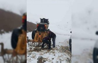 Pervari’de grup köy yolu kardan kapandı