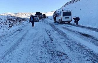 Pervari’de yolcu minibüsü yan yattı