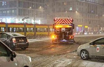 Polonya’da kar esareti: Yüzlerce araç yollarda kaldı