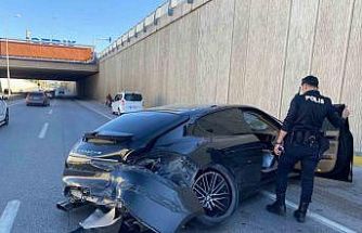 Porsche otomobil önce bir araca sonra alt geçit duvarına çarptı: 1 yaralı