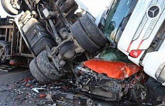 Posof’ta buzda kayan iki tır ve bir otomobil birbirine girdi: 1 yaralı