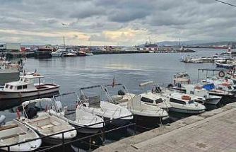 Poyraz küçük tekne balıkçılarını limana bağladı, ağlar tamire alındı