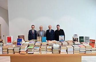 Prof. Dr. Fahrettin Tızlak’tan Antalya Kütüphanesi’ne 2000 kitaplık değerli bağış