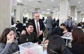 Rektör Prof. Dr. Altun, öğrenciler ile yemek yedi