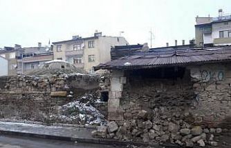 Restorasyon kapsamına alınması planlanan tarihi Galer Hamamı yıkılıyor