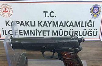 Ruhsatsız tabanca taşıyan 2 şahıs polis engeline takıldı