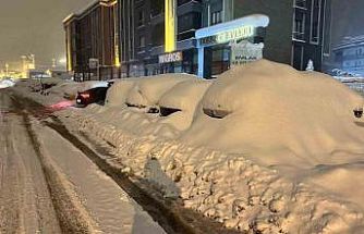 Safranbolu’da araçlar kar altında adeta kayboldu