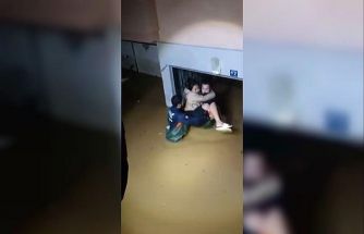 Sağanak sonrası evinde mahsur kalan kadını ekipler kurtardı