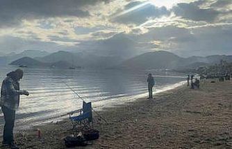 Sağanak sonrası güneş yüzleri güldürdü, Marmaris sahilleri doldu