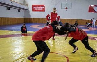 Şampiyon güreşçi Nesrin Baş, Tokat’ta kız çocuklarına örnek oldu