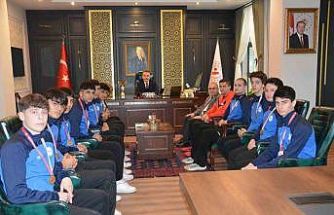 Şampiyon voleybolculardan Kaymakam Odabaş’a ziyaret