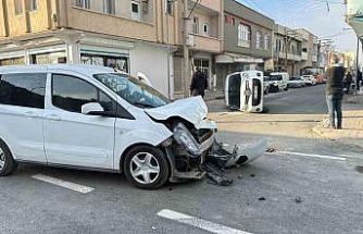 Şanlıurfa’da iki ticari araç çarpıştı, biri ters döndü