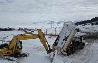 Sarıkamış’ta asker heykellerin yapımı için kar taşınıyor