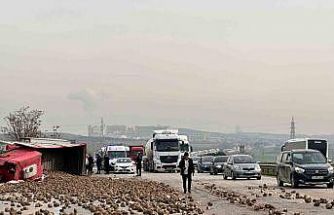 Şeker pancarı yüklü tır 2 araca çarpıp devrildi: 1’i ağır 5 yaralı