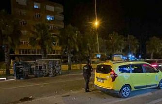 Serik’te ticari taksi ile kamyonet çarpıştı: 2 yaralı