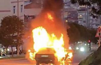 Seyir halindeki otomobil alev alev yandı
