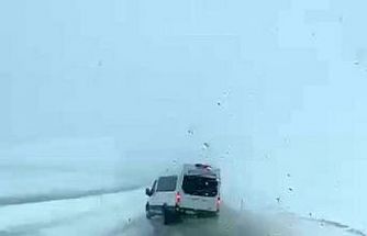 Siirt’te minibüsün kıl payı atlattığı kaza kamerada