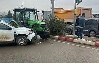 Siirt’te traktörle otomobil çarpıştı