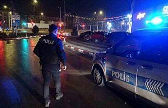 Silahla yaralayıp aracına aldığı şahsı yol kenarına atıp kaçtı