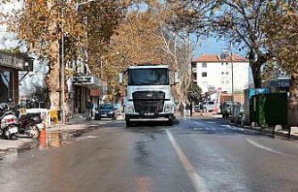 Sındırgı’da hasarlı binaların yıkımı sonrası temizlik çalışmaları sürüyor
