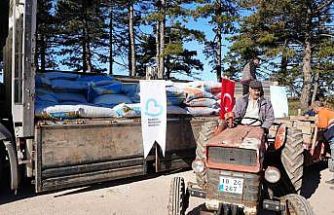 Sındırgılı depremzede çiftçilere hayvan yemi desteği