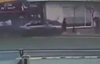 Şişli’de otomobilin yayaların arasına daldığı anlar kamerada