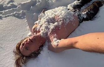 Soğuğa aldırmadan yarı çıplak şekilde kar banyosu yaptı