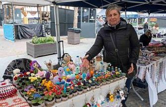 Soğuk havayı el emeği çiçekleriyle ısıtıyor