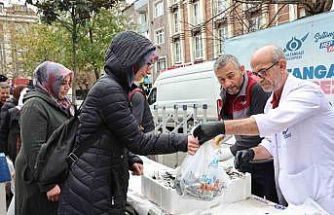 Sultangazi Belediyesi’nden ücretsiz balık dağıtımı