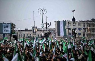 Suriyeliler Esad rejiminin devrilmesinin 1’inci yıl dönümünü Emevi Meydanı’nda kutladı