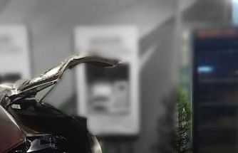 Takla atan araç banka şubesine çarparak durabildi: 2 yaralı