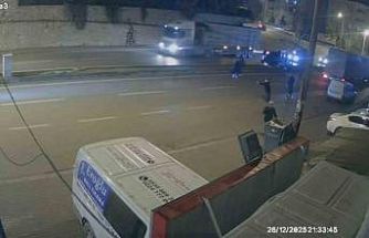 Takla atıp direğe çarpan otomobilin kaza anı kamerada: 3 yaralı