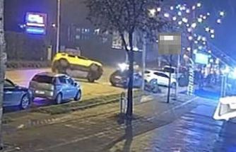 Taksi park halindeki otomobile çarpıp yan yattı