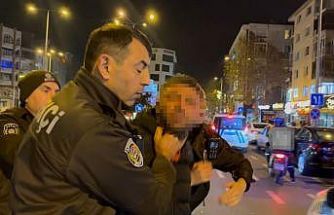 Tartıştığı gencin başında içki şişesini kırdı